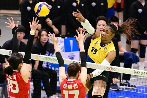 Suwon Hyundai Engineering & Construction Hillstate's Laetitia Moma Bassoko, right, attacks during a V League game against the Gwangju AI Peppers at Suwon Gymnasium in Suwon, Gyeonggi on Jan. 31. [YONHAP]