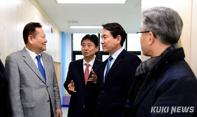 이상민 행정안전부 장관이 5일 오후 강원 화천군 화천읍 화천커뮤니티센터를 찾아 강원형 온종일 돌봄 시설을 둘러보고 있다.(화천군 제공)