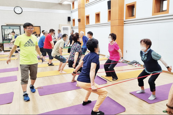 울산 울주군 보건소가 지난해 시범 운영한 ‘어르신을 위한 근력·균형 운동 완성’ 프로그램에서 지역 노인들이 짝을 이뤄 고무밴드를 당기는 운동을 하고 있다. 울주군 보건소 제공