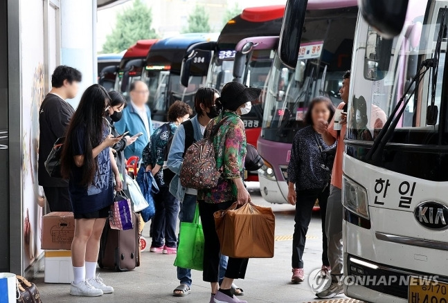 지난해 추석 연휴 기간 광주 서구 광천동 광주종합버스터미널에서 시민들이 선물꾸러미를 들고 버스에 탑승하는 모습.  사진은 특정 기사 내용과 상관없음. [사진출처 = 연합뉴스]