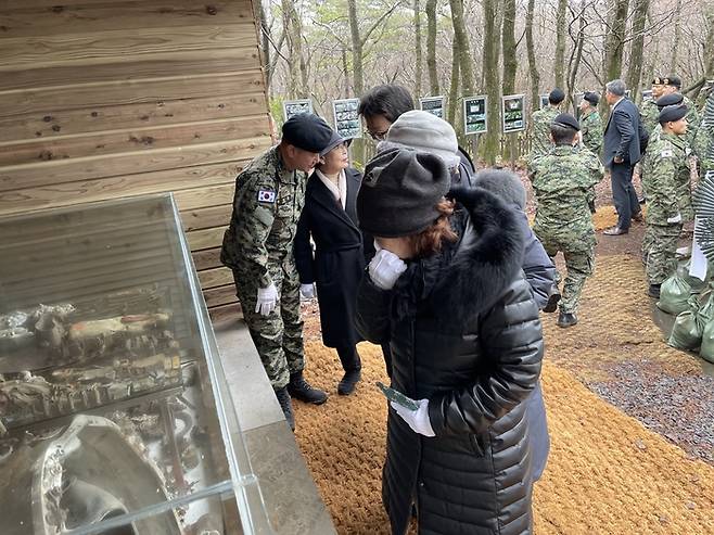 5일 봉황새 작전의 유족들이 고인의 유품을 보고 눈시울을 붉히고 있다.[송은범기자]