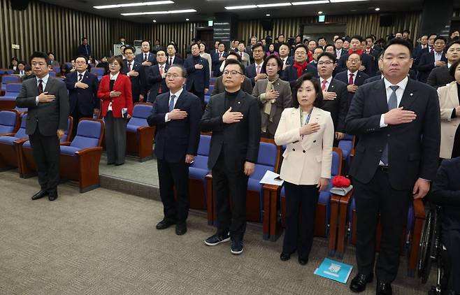 [서울=뉴시스] 조성봉 기자= 윤재옥 국민의힘 원내대표를 비롯한 의원들이 1일 오후 서울 여의도 국회에서 열린 의원총회에서 국민의례를 하고 있다. 2024.02.01.