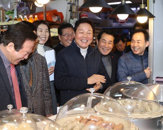 박완수 경남도지사(사진 가운데)가 양산 덕계종합상설시장을 찾아 설 명절 물가 등을 점검하고 있다./사진제목=경남도