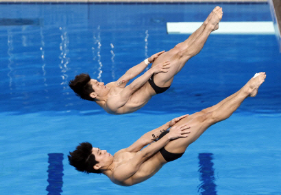 이재경(아래)과 김영택이 4일 카타르 도하 하마드아쿠아틱센터에서 열린 2024 세계수영선수권 다이빙 남자 싱크로 3ｍ 스프링보드 결승에서 연기를 펼치고 있다. EPA 연합뉴스