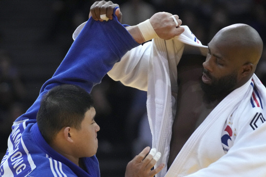 김민종(왼쪽)이 5일 오전(한국시간) 프랑스 파리에서 열린 IJF 파리 그랜드슬램 남자 100㎏ 이상급 결승에서 프랑스의 테디 리네르와 잡기 싸움을 펼치고 있다. AP뉴시스