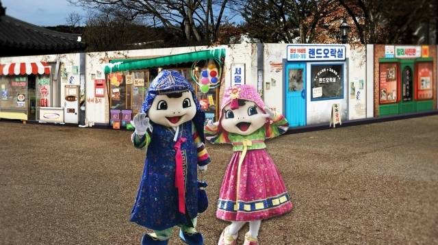 서울랜드 설날 골목놀이터와 새해인사를 하는 아롱이 다롱이. /서울랜드