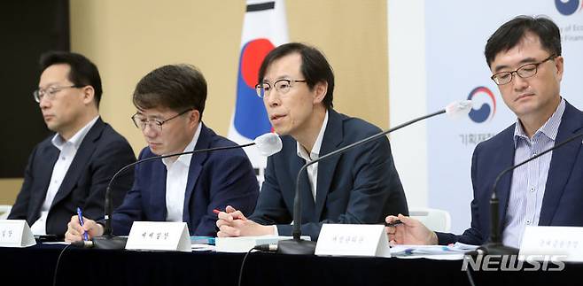 [세종=뉴시스] 강종민 기자 = 정정훈 기획재정부 세제실장이 지난해 9월18일 세종시 정부세종청사에서 202년 국세수입에 대한 재추계 결과, 국세 수입은 예산(400.5조원) 대비 59.1조원 부족한 341.4조원으로 전망된다고 밝히고 있다. 2023.09.18. ppkjm@newsis.com