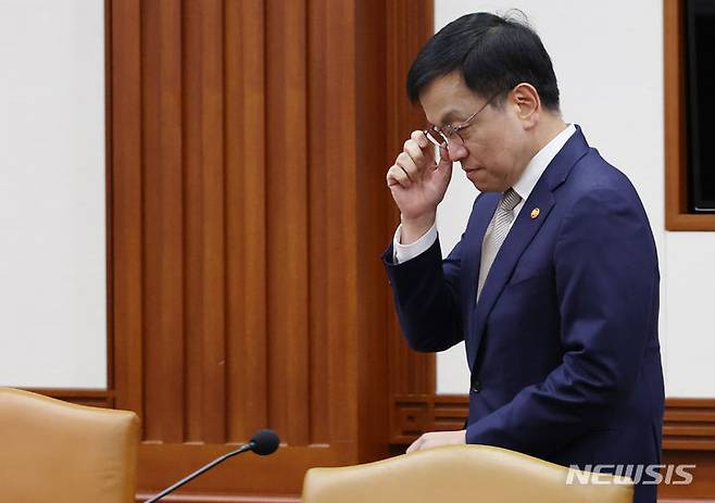 [서울=뉴시스] 김명원 기자 = 최상목 경제부총리 겸 기획재정부 장관이 서울 종로구 정부서울청사에 브리핑을 위해 입장하고 있다. 2024.01.31. kmx1105@newsis.com