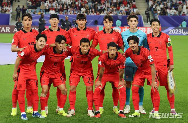 [알와크라(카타르)=뉴시스] 김근수 기자 = 대한민국 축구대표팀 선수들이 2일(현지시간) 카타르 알와크라 알자누브 스타디움에서 열린 2023 AFC 카타르 아시안컵 8강전 호주 대 대한민국의 경기 시작 전 팀포토를 찍고 있다. 2024.02.03. ks@newsis.com