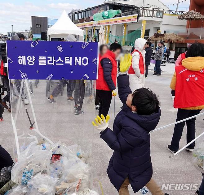 [제주=뉴시스] 오영재 기자 = 25일 오후 제주 협재해수욕장 일대에서 도민과 관광객, 봉사단체 등이 고향사랑기부금을 활용한 사업인 '제주남방큰돌고래 친구와 함께하는 플로깅' 행사에 참여하고 있다. 2023.11.25. oyj4343@newsis.com