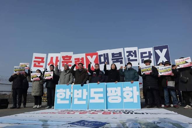 한국기독교교회협의회 화해통일위원회와 접경지역 시민사회 단체들이 최근 임진각 통일대교 앞에서 긴급 기자회견을 갖고 정부가 군사훈련을 중단하고 평화적 해법을 모색해 줄 것을 촉구했다. 사진 = 교회협의회