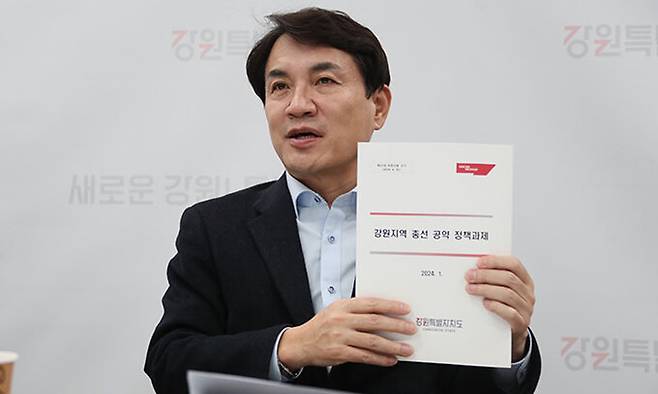 김진태 강원도지사가 5일 도청 기자실에서 ‘강원지역 총선 공약 정책과제’를 설명하고 있다. 강원도 제공