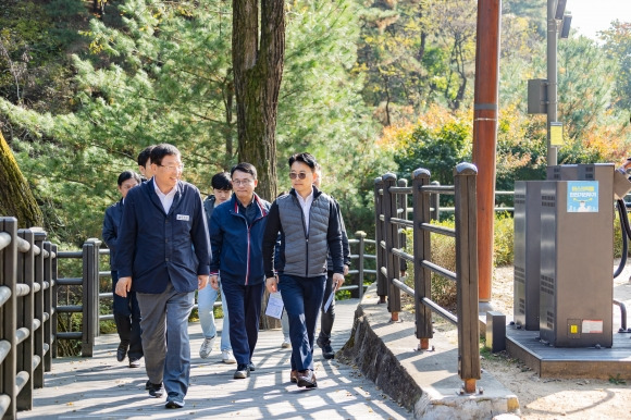 김경호 서울 광진구청장이 긴고랑 공원 현장을 점검하고 있다. 광진구 제공