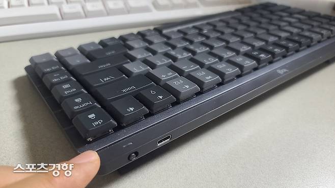 MX  메카니컬 키보드 상면부. 탄탄한 소재로 제작됐고, USB-C타입 충전포트를 확인할 수 있다. 사진 | 손재철기자