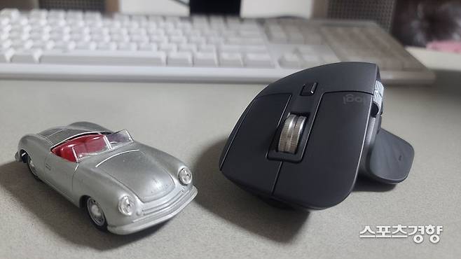 MX 마스터 마우스 크기는 풀사이즈다. 자동차와 비교하면 캐딜락 에스컬레이드처럼 크고 넓다. 사진 | 손재철기자