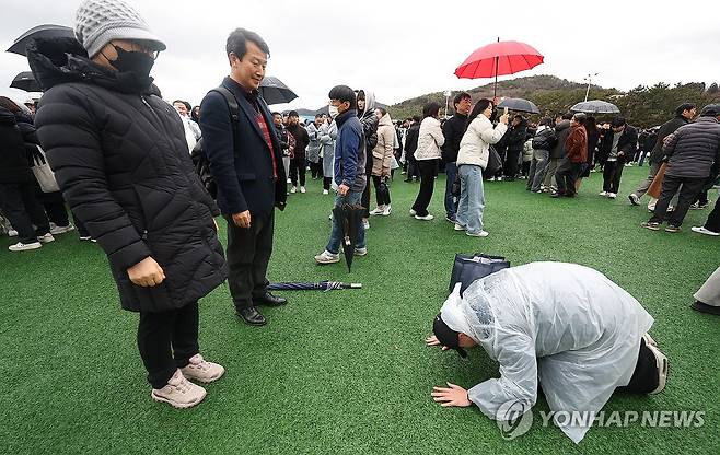 입대 효자 (창원=연합뉴스) 김동민 기자 = 5일 오후 경남 창원시 진해구 해군 교육사령부 기초군사교육단 연병장에서 열린 '해군병 700기 입영식'에서 입영자가 가족에게 큰절하고 있다. 2024.2.5 image@yna.co.kr