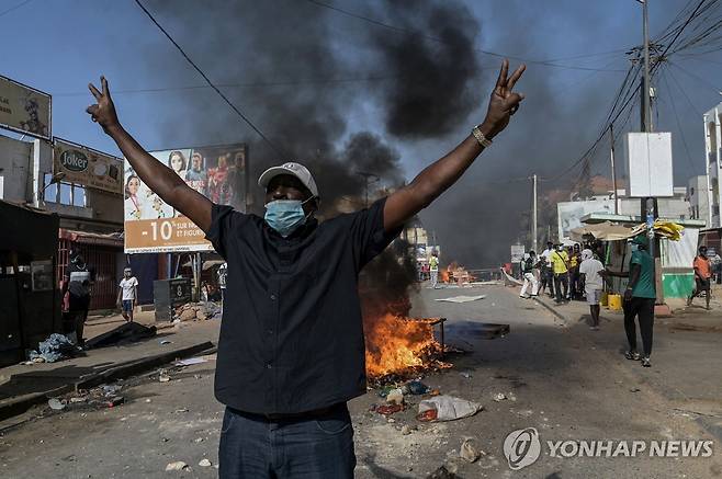 대선 연기에 항의하는 세네갈 시위대 [AFP 연합뉴스 자료사진 재판매 및 DB 금지]