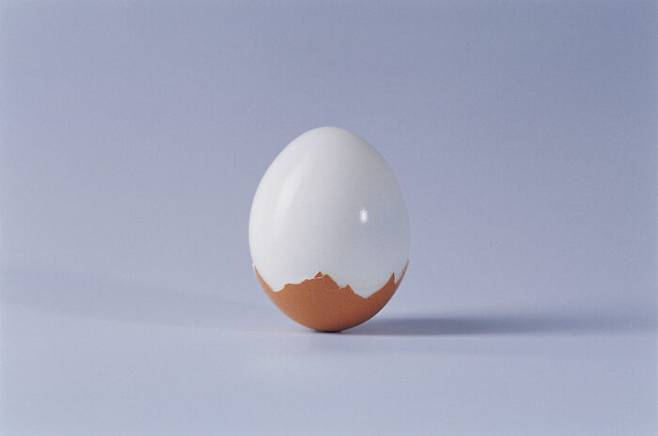 삶은 달걀이 잘 벗겨지도록 삶으려면, 식초나 베이킹 소다를 살짝 넣거나 불은 끈 즉시 바로 얼음물 또는 흐르는 찬물에 헹구는 것이 좋다. [사진=클립아트코리아]