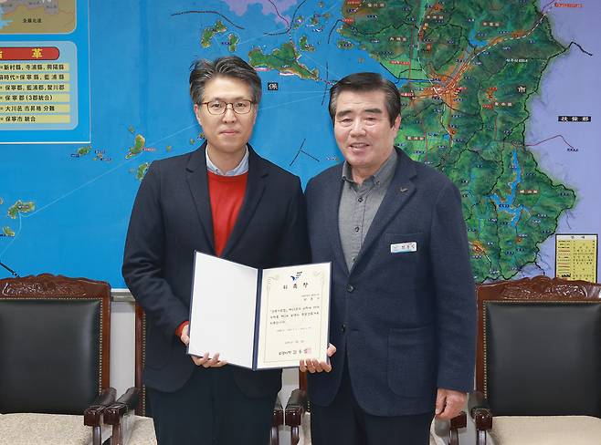 박종기 순천향대 교수(왼쪽)가 지난 5일 김동일 시장으로부터 총괄건축가 위촉장을 받고 있다.(보령시 제공)/뉴스1