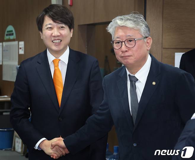 이준석 개혁신당 대표와 조응천 원칙과상식 의원이 6일 서울 여의도 국회 소통관에서 인사를 나누고 있다. 2024.2.6/뉴스1 ⓒ News1 송원영 기자