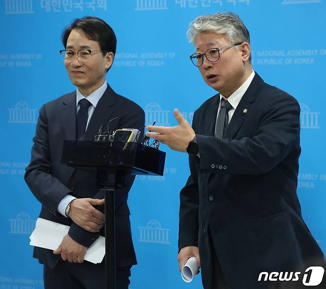 더불어민주당 탈당파인 '원칙과상식'의 조응천·이원욱 의원이 6일 서울 여의도 국회 소통관에서 제3지대 대통합을 위한 '통합공천관리위원회' 구성을 제안하는 기자회견을 마치고 취재진의 질문을 받고 있다. 2024.2.6/뉴스1 ⓒ News1 송원영 기자