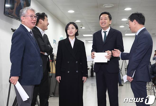 '원칙과상식'의 조응천·이원욱 의원과 새로운선택 금태섭·조성주, 류호정 전 의원이 6일 오전 서울 여의도 국회 소통관에서 '제3지대 통합을 위한 공천방안 제안' 및 총선 출마 기자회견을 앞두고 대화를 하고 있다. 2024.2.6/뉴스1 ⓒ News1 송원영 기자