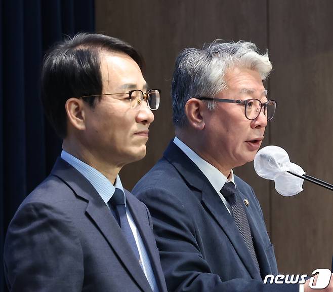 더불어민주당 탈당파인 '원칙과상식'의 조응천·이원욱 의원이 6일 서울 여의도 국회 소통관에서 제3지대 대통합을 위한 '통합공천관리위원회' 구성을 제안 기자회견을 하고 있다. 2024.2.6/뉴스1 ⓒ News1 송원영 기자