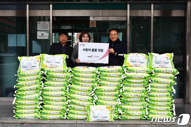 한국건강관리협회 대전충남지부 박기선 홍보교육차장(왼쪽부터)과 유숙희 전략사업부장, 정선모 탄방동행정복지센터 복지팀장이 기념촬영을 하고 있다.(건협 제공)/뉴스1