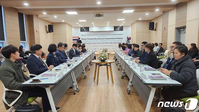 태국 대표단이 6일 충북 화장품 산업을 벤치마킹하기 위해 충북도를 찾았다.(충북도 제공)