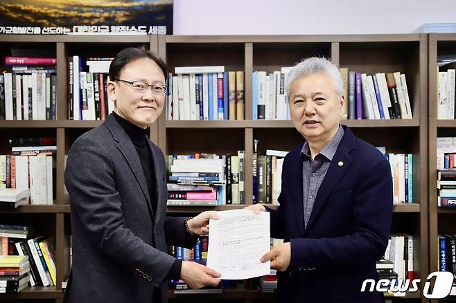 정광천 이노비즈협회 차기 회장(왼쪽)이 홍성국 의원에게 자본시장법 개정안 통과 촉구 건의문을 전달하고 있다.(이노비즈협회 제공)