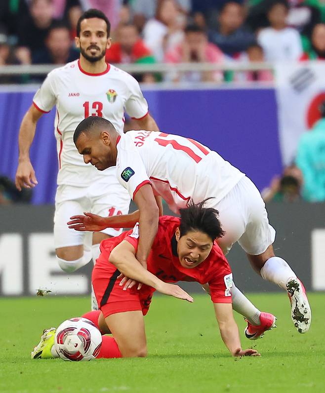 카타르 도하 앗수마마 스타디움에서 열린 2023 아시아축구연맹(AFC) 카타르 아시안컵 조별리그 E조 2차전 요르단과 한국의 경기. 한국 이강인이 요르단 살렘 알 아잘린의 파울에 넘어지고 있다. 도하 | 연합뉴스