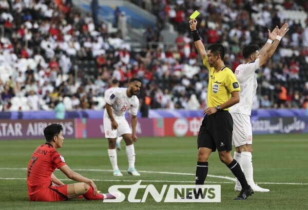 15일 (현지시각) 카타르 도하 자심 빈 하마드 스타디움에서 열린 2023 아시아축구연맹(AFC) 카타르 아시안컵 E조 조별리그 1차전 대한민국과 바레인의 경기 시작 후반, 손흥민이 옐로카드를 받고 있다. 사진┃뉴시스