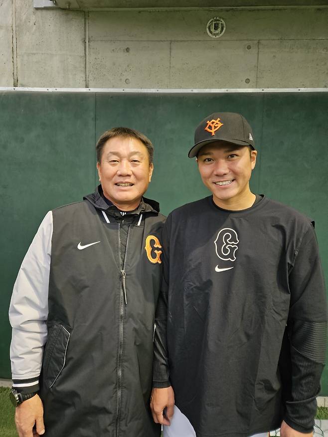 ◇간판스타 사카모토(오른쪽)와 박 전 감독 사진제공=박철우 전 두산 베어스 2군 감독