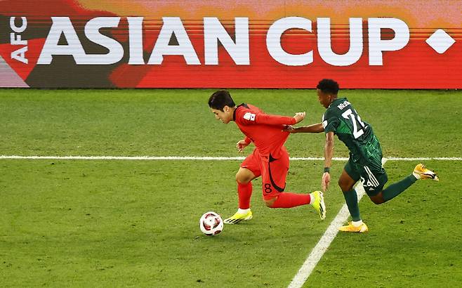 Soccer Football - AFC Asian Cup - Round of 16 - Saudi Arabia v South Korea - Education City Stadium, Al Rayyan, Qatar - January 30, 2024 South Korea's Lee Kang-In in action with Saudi Arabia's Nasser Al Dawsari REUTERS/Rula Rouhana







<저작권자(c) 연합뉴스, 무단 전재-재배포, AI 학습 및 활용 금지>
