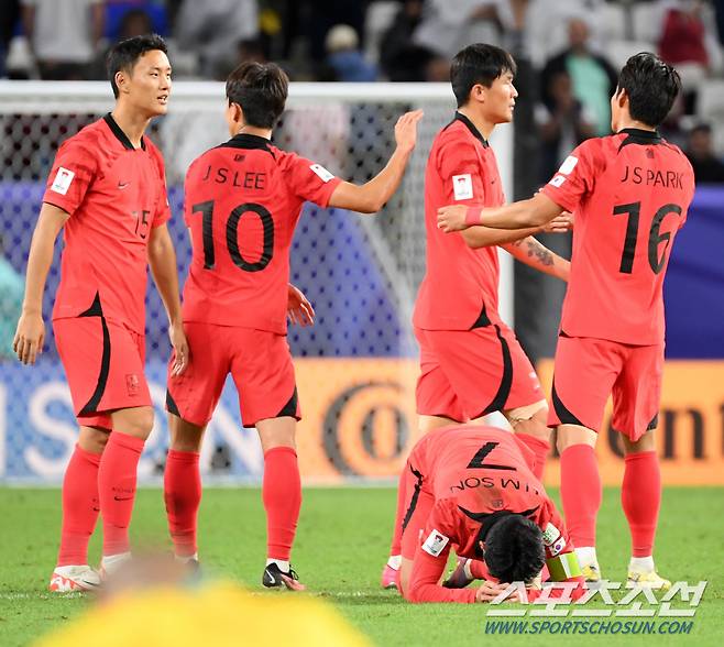 2일(현지시간) 카타르 알와크라 알자누브 스타디움에서 열린 2023 아시아축구연맹(AFC) 카타르 아시안컵 8강전 대한민국과 호주의 경기. 경기에서 승리한 대한민국 손흥민이 숨을 고르고 있다. 알와크라(카타르)=박재만 기자pjm@sportschosun.com/2023.02.02/