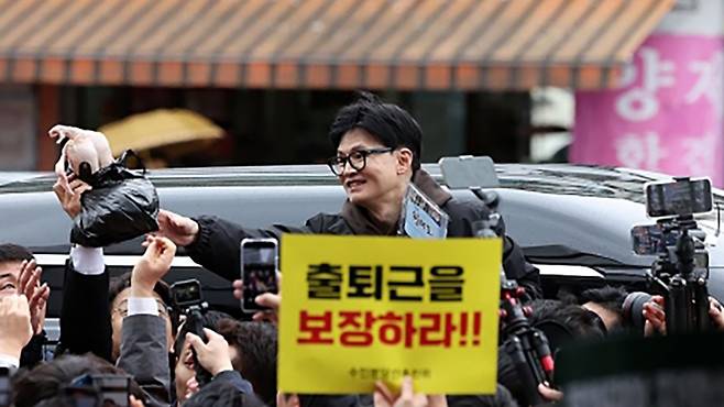 지난 5일 경동시장을 찾은 한동훈 위원장 (출처 = 연합뉴스)