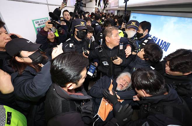 6일 오전 서울 용산구 서울역 1호선 승강장에서 박경석 전장연 대표 등 활동가들이 선전전을 진행하던 중 경찰 등 관계자들과 승강이를 벌이고 있다. /뉴시스