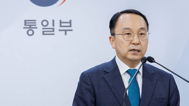 구병삼 통일부 대변인이 6일 북한 경제·사회 실태 인식 보고서 공개와 관련해 브리핑을 하고 있다. /연합뉴스