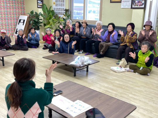 충남 계룡시 한 경로당에서 치매예방 프로그램을 진행하는 모습. 사진=계룡시 제공