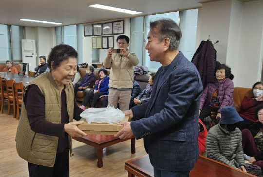 도시락 전달. 사진=삼성래미안아파트 골프동호회 제공