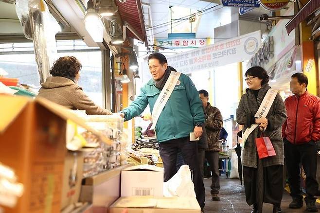 최대호 안양시장이 호계시장을 방문해 상인과 이야기를 나누고 있다. ⓒ안양시 제공