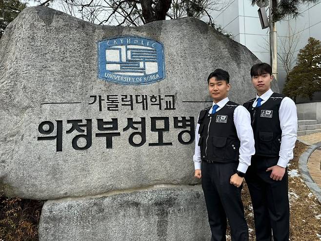 에스텍시스템 보안요원인 이민호(왼쪽) 이장훈씨. 에스텍시스템 제공