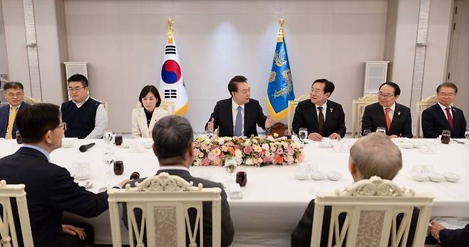 윤석열 대통령이 6일 서울 용산 대통령실 청사에서 경제사회노동위원회 위원들과의 오찬에 참석해 발언하고 있다. 사진=대통령실