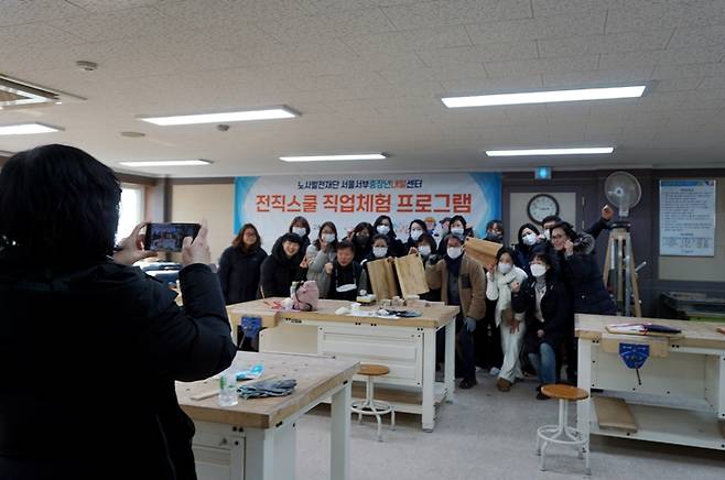 프로그램이 끝난 후, 도마를 들고 단체사진을 찍었다.