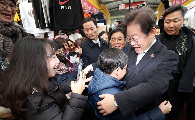 이재명 더불어민주당 대표가 5일 오후 광주 서구 양동시장에서 시민들과 인사를 나누고 있다. 김경호 선임기자 jijae@hani.co.kr