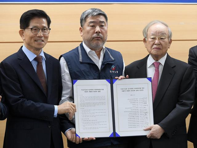 6일 서울 종로구 경사노위 대회의실에서 열린 대통령 소속 경제사회노동위원회(경사노위) 제13차 본위원회에서 김문수(왼쪽부터) 위원장, 김동명 한국노총 위원장, 손경식 한국경영자총협회장이 대표자 선언문 서명을 마친 뒤 기념 촬영을 하고 있다. 왕태석 선임기자