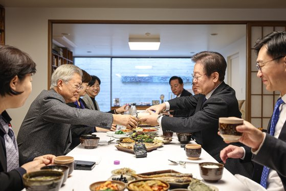 이재명 대표를 비롯한 더불어민주당 지도부가 4일 경남 양산시 하북면 평산마을 문재인 전 대통령 사저에서 문 전 대통령과 오찬을 하고 있다. 연합뉴스