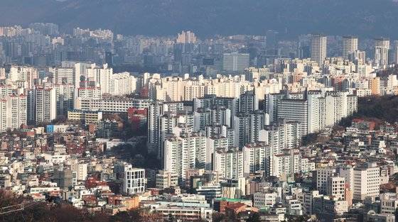 주요 입주 아파트의 감정가격(담보조사가격)이 들쑥날쑥인데다 감정가의 격차가 최대 2억5000만원까지 벌어진 것으로 나타났다서울 중구 남산에서 바라본 서울 시내 아파트 밀집 지역의 모습. 연합뉴스.
