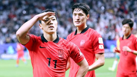 2023 아시아축구연맹(AFC) 카타르 아시안컵 8강전 호주와 대한민국의 경기에서 황희찬이 패널티킥을 성공시킨 뒤 세리머니를 하고 있다. 뉴스1