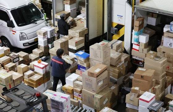 설 연휴를 앞둔 6일 오전 서울 송파구 서울복합물류단지에서 택배 기사들이 상차 작업을 하고 있다. 뉴스1